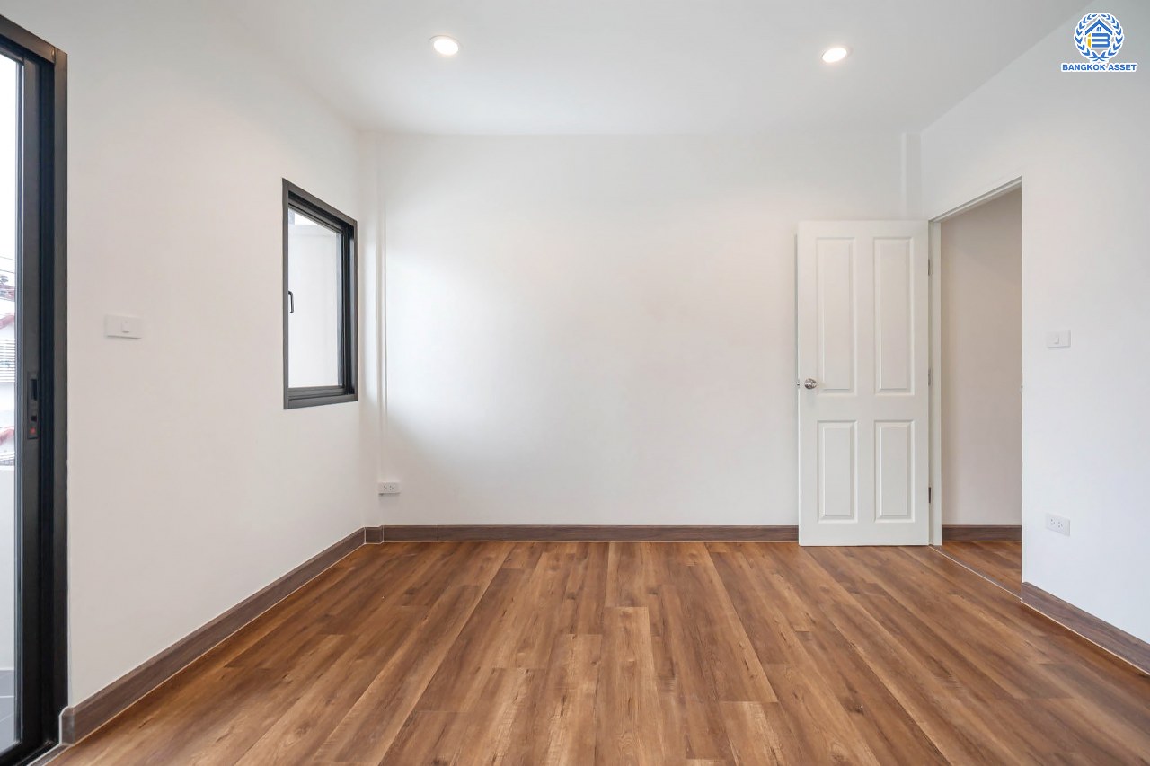 บ้านมือสองตกแต่งใหม่ โครงการ ช.รุ่งเรือง4 กรุงเทพฯ-นนทบุรี พร้อมอยู่ เนื้อที่ 18 ตร.ว. ฟังก์ชัน 2 ห้องนอน 2 ห้องน้ำ จอดรถได้ 1 คัน บนสุดยอดทำเล! เชื่อมถนนพิบูลย์สงคราม, วงศ์สว่าง, นครอินทร์ และติวานนท์ ใกล้จุดขึ้นทางด่วนศรีรัช-วงแหวนรอบนอก และรถไฟฟ้า "สถานีแยกติวานนท์"...